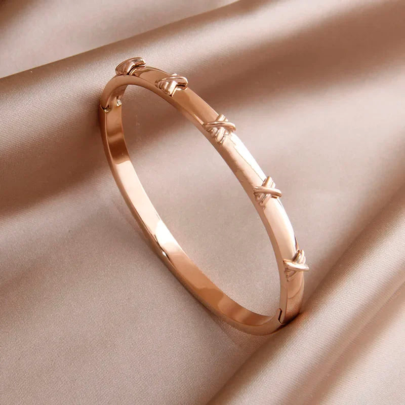 316L Stainless Steel Shell Letter V Bangle for Women Vintage Flower Cross Letter M Bracelets Rust-proof Wrist Jewelry Gift Party